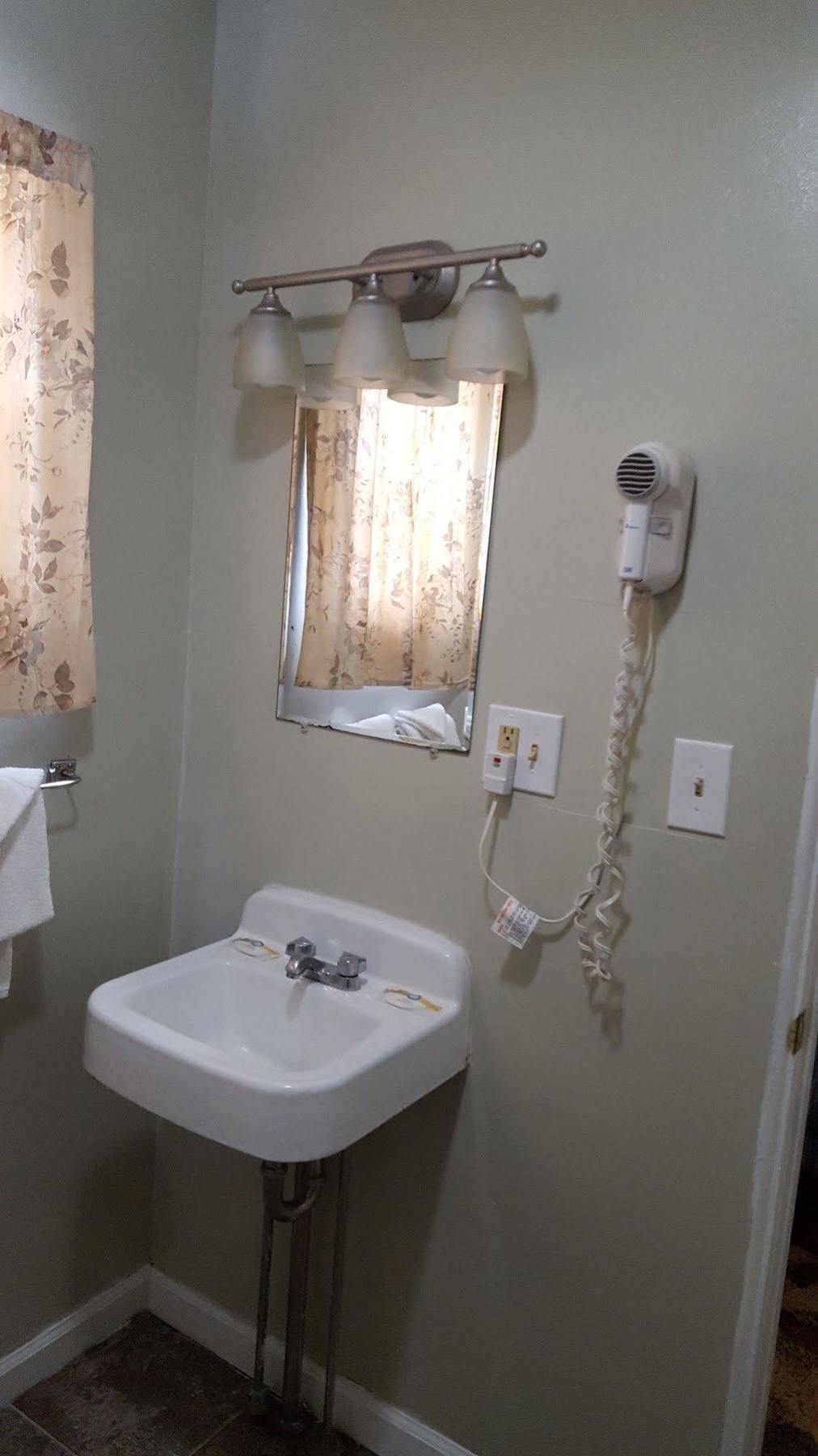 Colonial West Motel バタヴィア エクステリア 写真